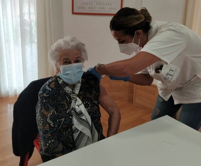 Encarna Gallardo, de 94 años y de la Residencia Elder, la primera tomellosera en recibir la tercera vacuna