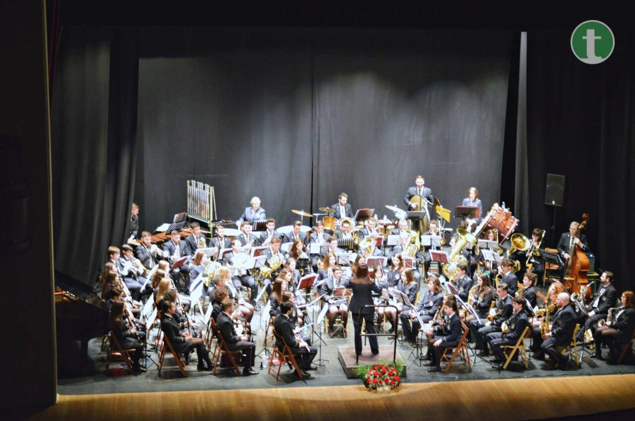 La banda de Santa Cecilia festeja su patrona y homenajea a su director con un gran concierto