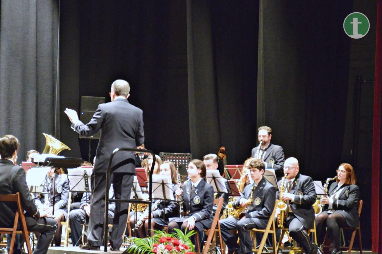 La banda de Santa Cecilia festeja su patrona y homenajea a su director con un gran concierto