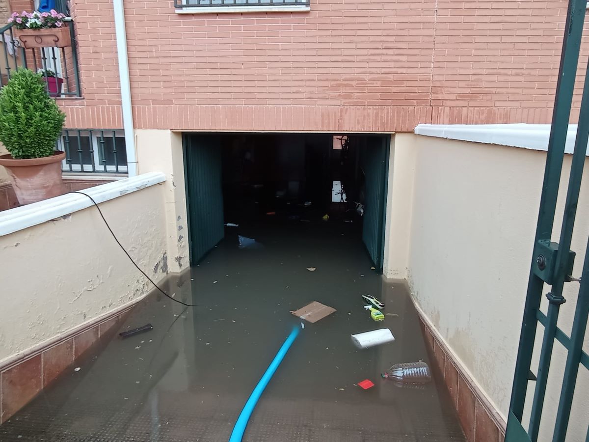 La dura situación de los vecinos de la calle La Paz de Tomelloso: sus casas se inundan cada vez que llueve