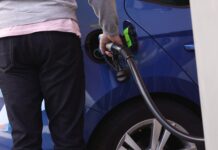 El precio de la gasolina y el diésel baja por primera vez en lo que va de año