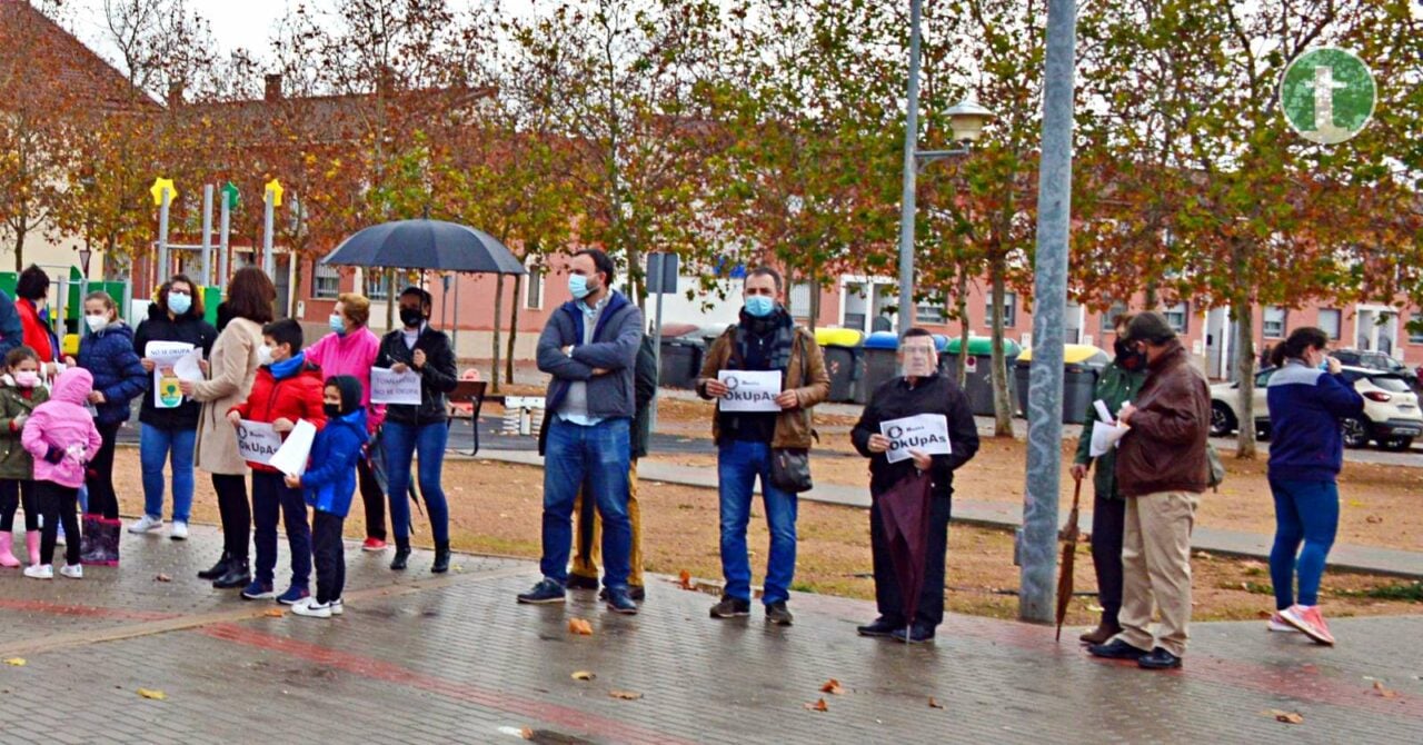 Los vecinos del parque Ínsula Barataria de Tomelloso se concentran en contra de las ocupaciones
