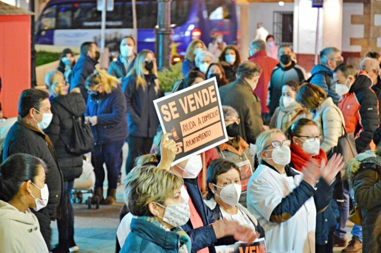 Las trabajadoras del SAD y CSR se sienten «engañadas» por Inmaculada Jiménez y el Equipo de Gobierno