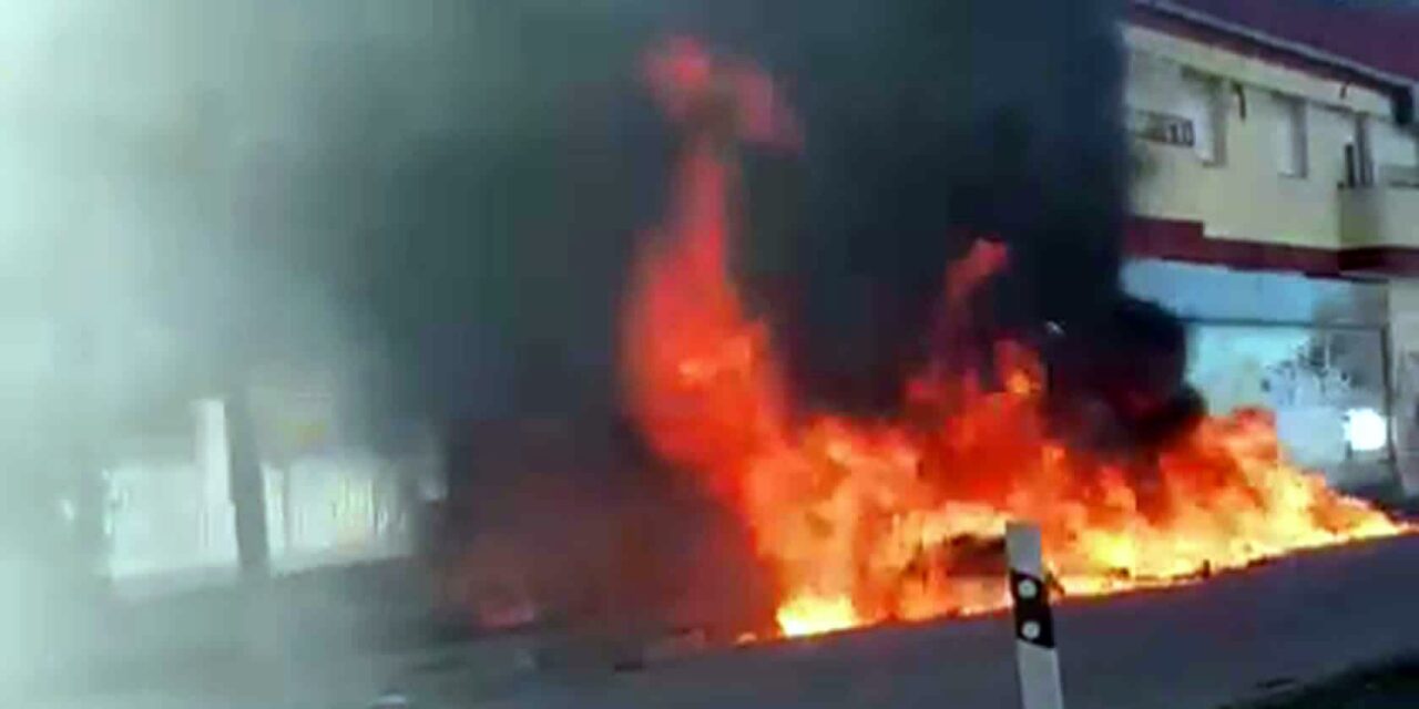 Espectaculares imágenes del incendio de un contenedor en Tomelloso