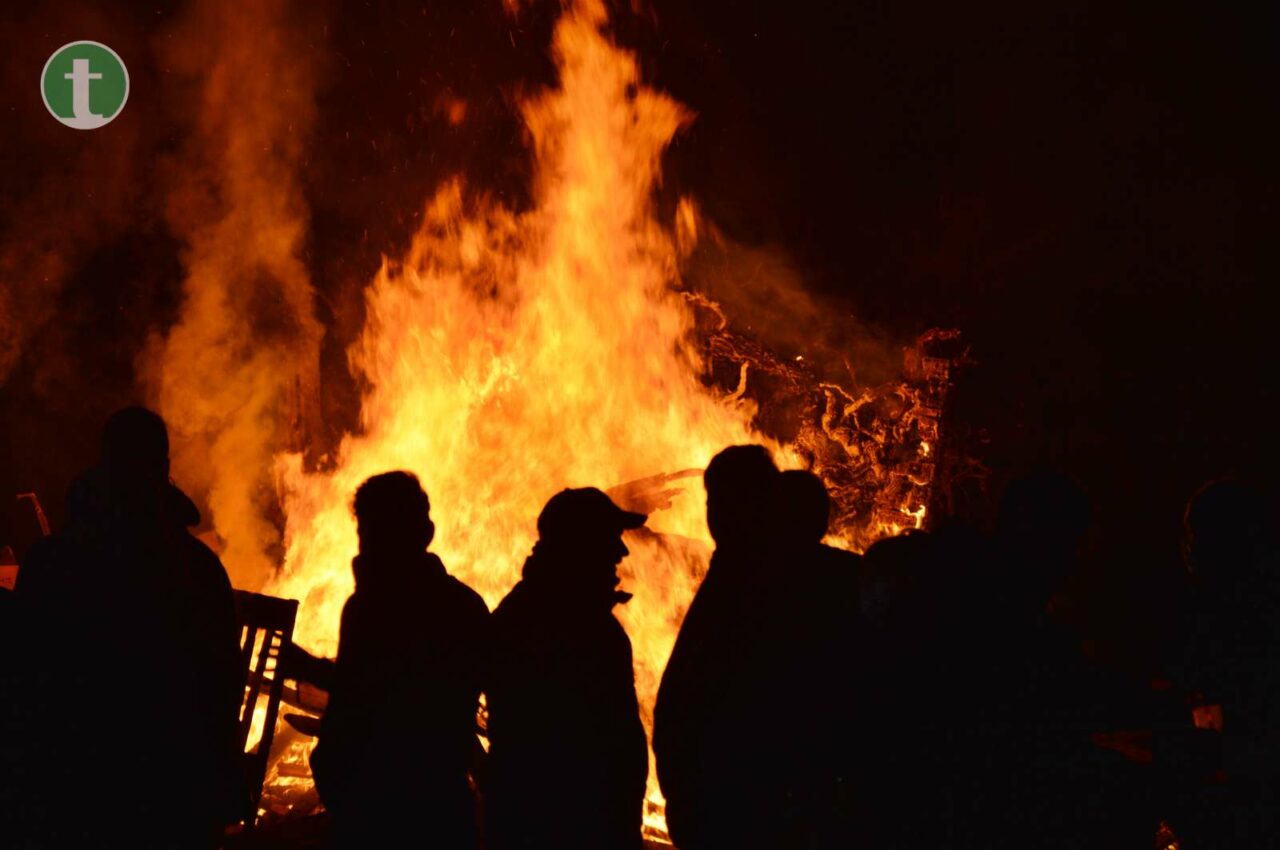 Las hogueras de San Antón calientan la fría noche del sábado