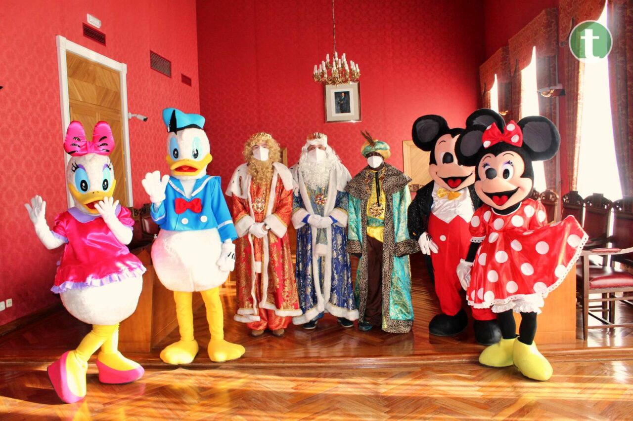 Los Reyes Magos recogen, junto a personajes de Disney, las cartas de los más pequeños de Tomelloso