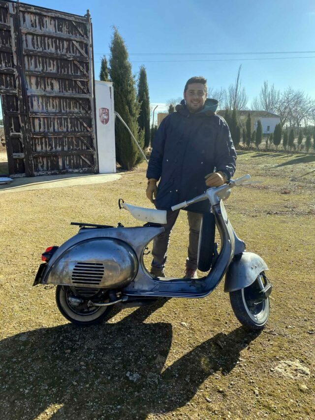 Sergio Parra, del Vespa Club Tomelloso: «hacemos un turismo sobre ruedas, diferente y sin prisas»
