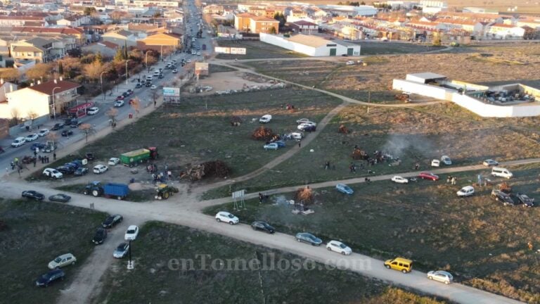 Así preparan los jóvenes de Tomelloso las hogueras de San Antón 2022