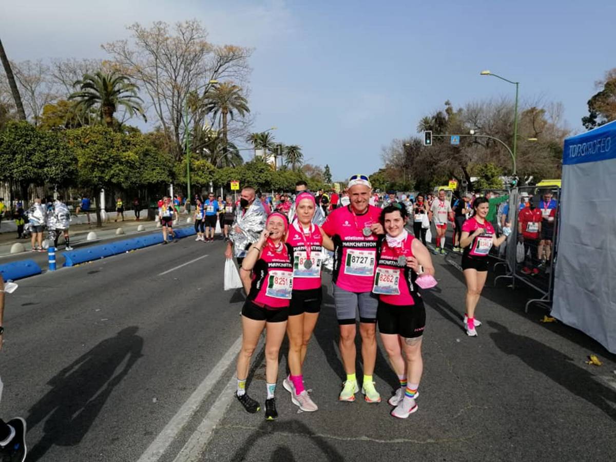 El Atletismo Club Manchathon de Tomelloso vuelve a lucir sus colores, esta vez en la Maratón de Sevilla