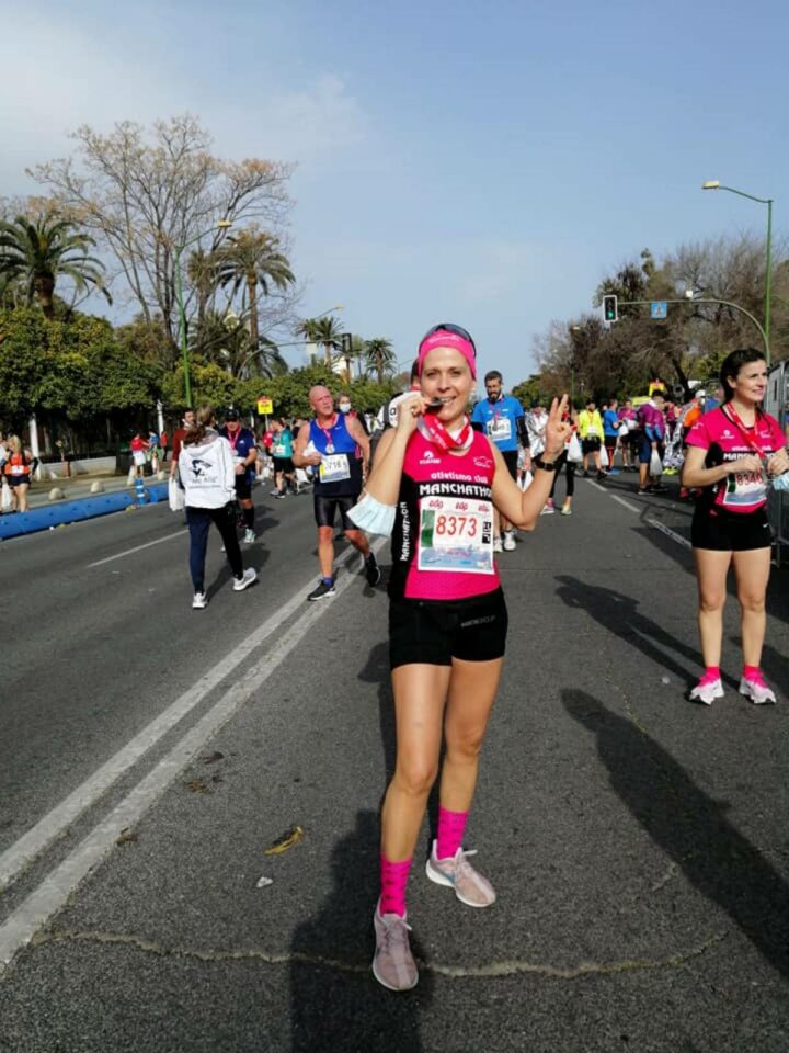 El Atletismo Club Manchathon de Tomelloso vuelve a lucir sus colores, esta vez en la Maratón de Sevilla