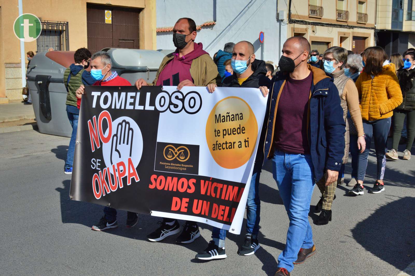 Unos 300 vecinos de Tomelloso salen a la calle para manifestarse contra la okupación ilegal
