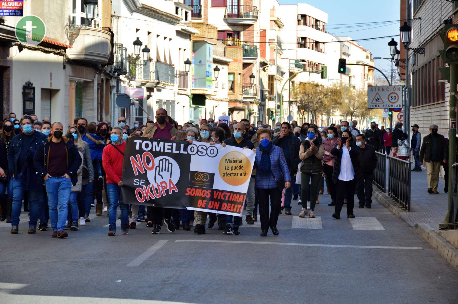 Unos 300 vecinos de Tomelloso salen a la calle para manifestarse contra la okupación ilegal