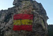 Pintan una bandera de España encima de las pinturas rupestres