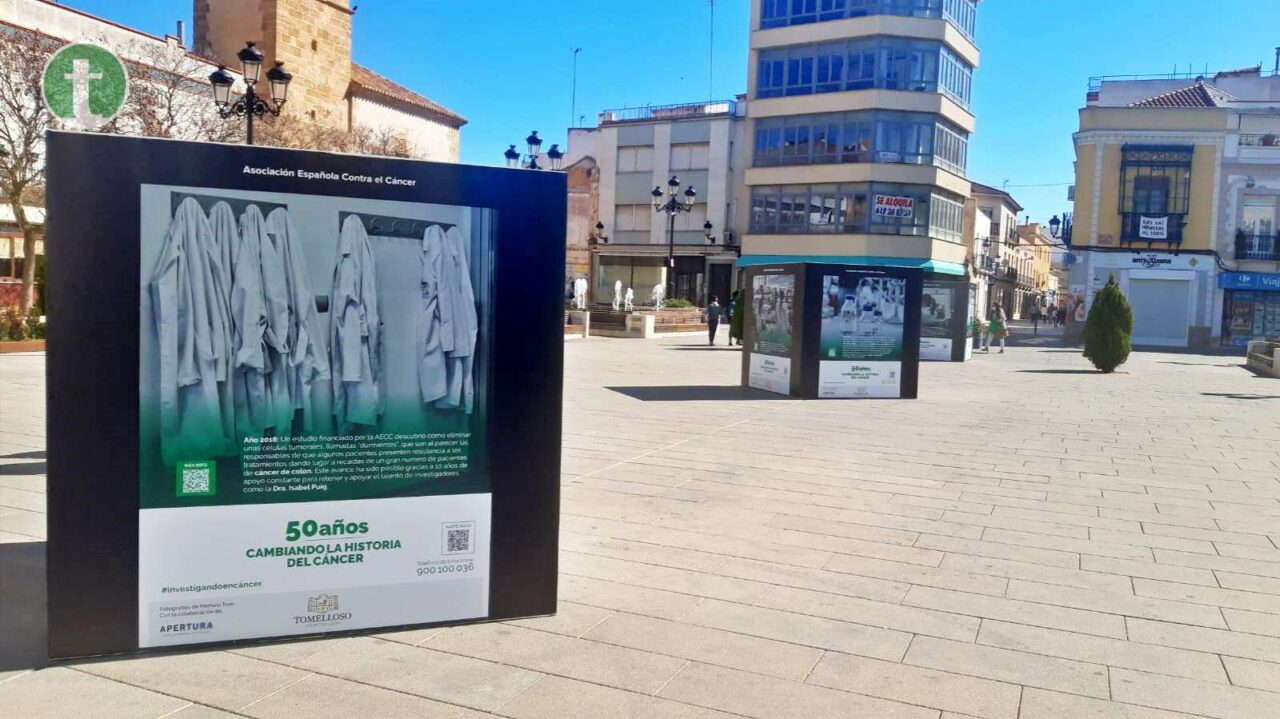 La exposición "50 años cambiando la historia del cáncer" de la AECC llega a la Plaza de España de Tomelloso