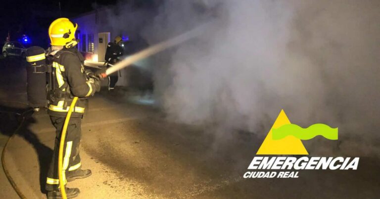 Incendio en una batería de contenedores en plena noche en Tomelloso