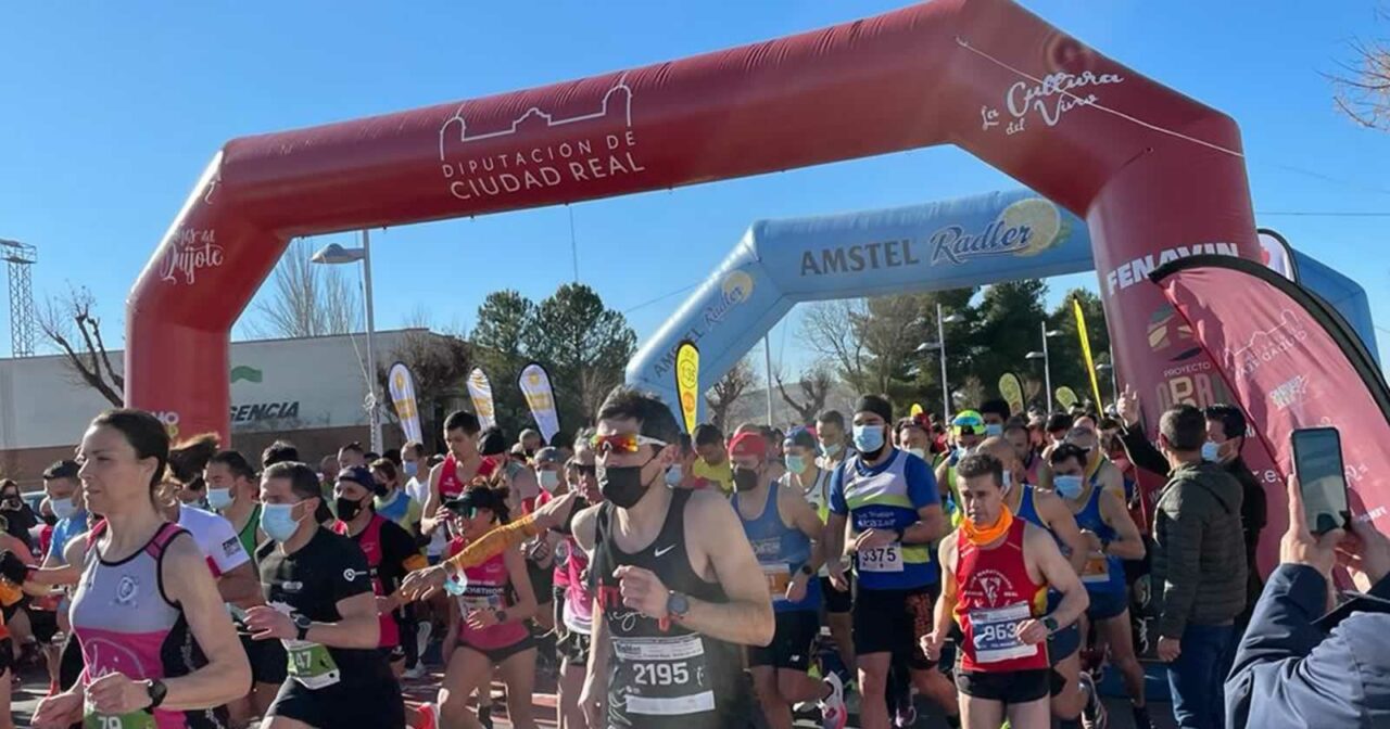 Más de 1.500 corredores han participado este domingo en la XXVII Muy Heroica Media Maratón 'Ciudad de Valdepeñas'