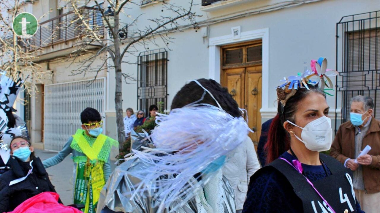 Alumnos del IES García Pavón y del CEE Ponce de León unen reciclaje y diseño para crear trajes de carnaval