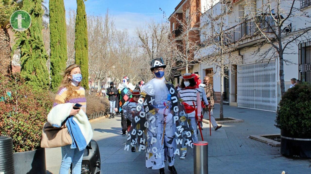 Alumnos del IES García Pavón y del CEE Ponce de León unen reciclaje y diseño para crear trajes de carnaval