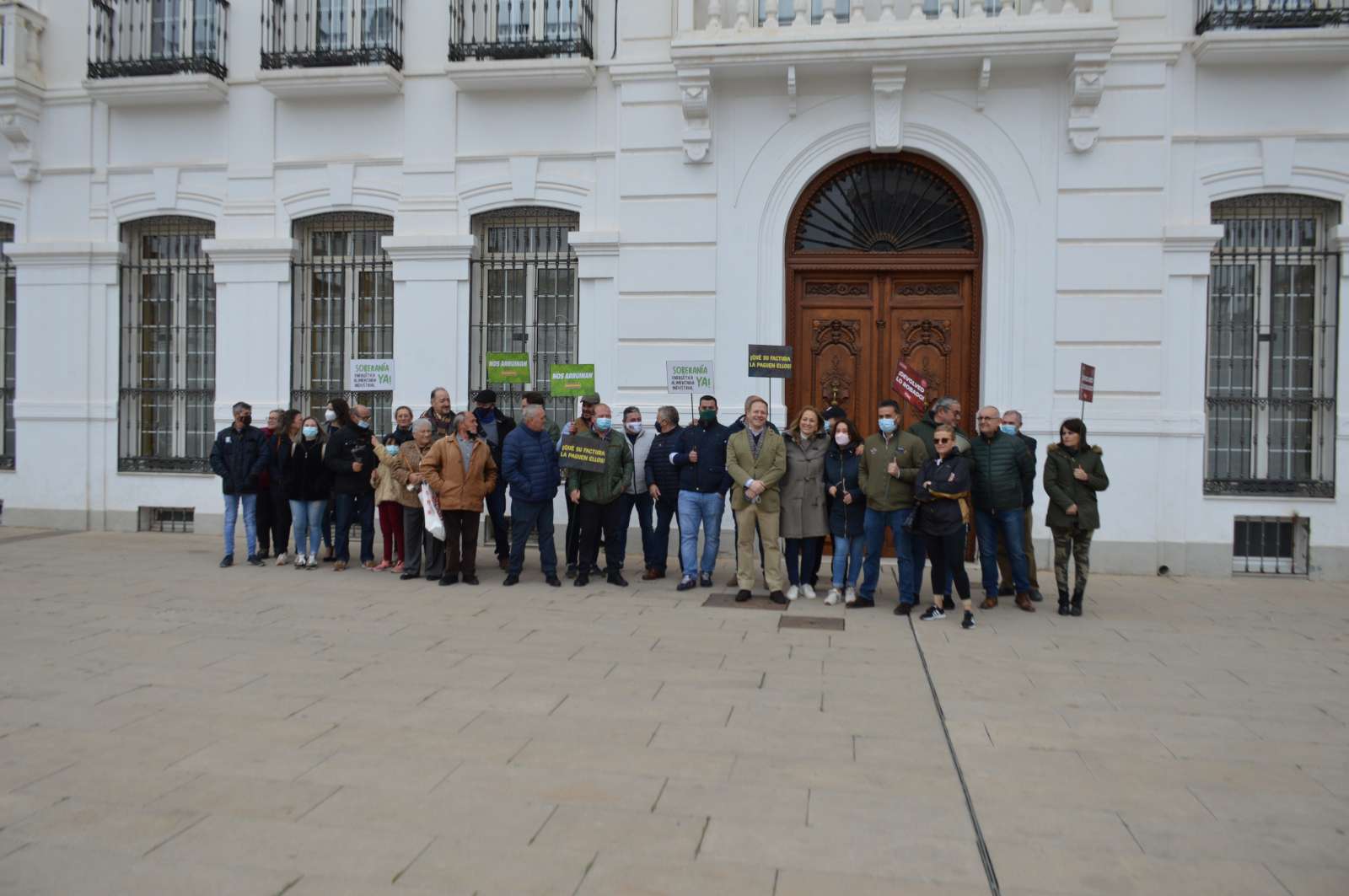 Simpatizantes de Vox protestan frente al Ayuntamiento de Tomelloso contra la subida de los precios