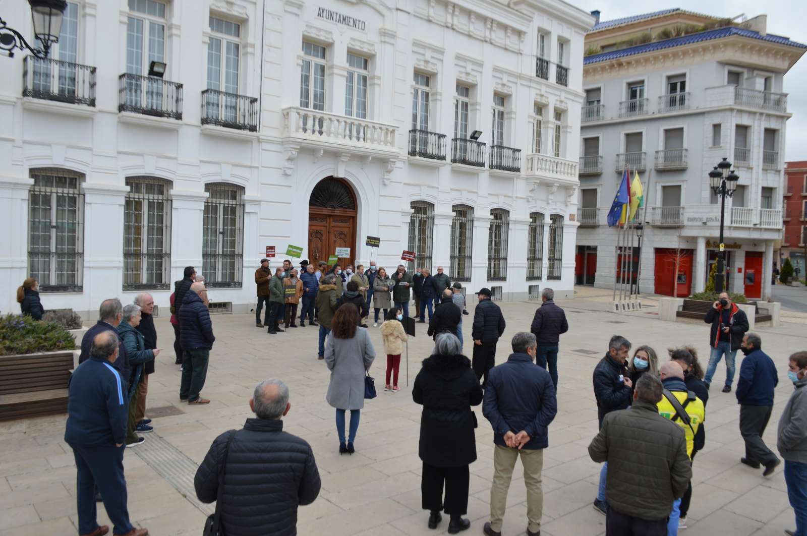 Simpatizantes de Vox protestan frente al Ayuntamiento de Tomelloso contra la subida de los precios