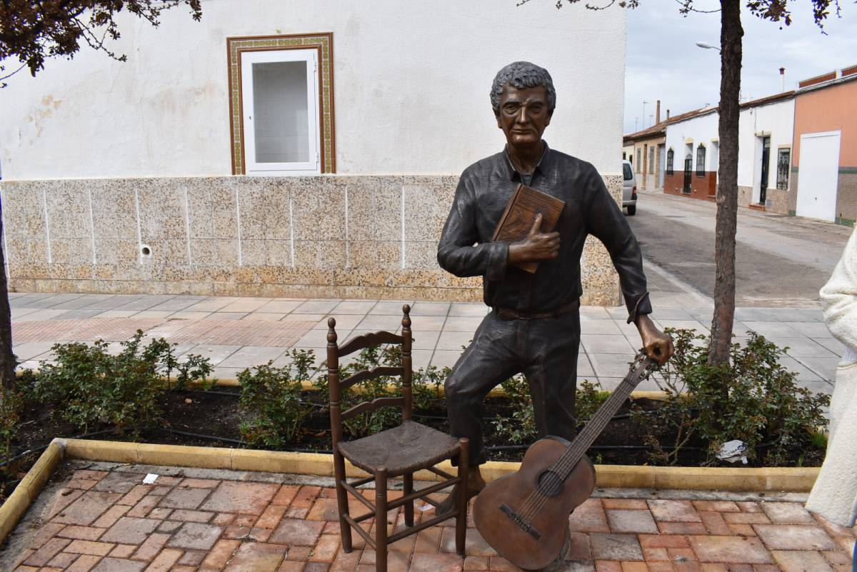 Inaugurada la escultura en honor al poeta y flamencólogo Félix Grande en el barrio del Moral de Tomelloso