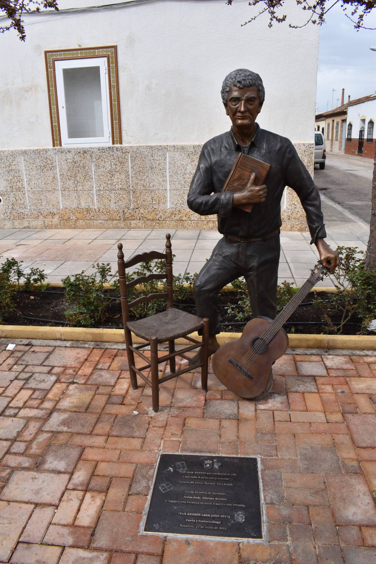 Inaugurada la escultura en honor al poeta y flamencólogo Félix Grande en el barrio del Moral de Tomelloso