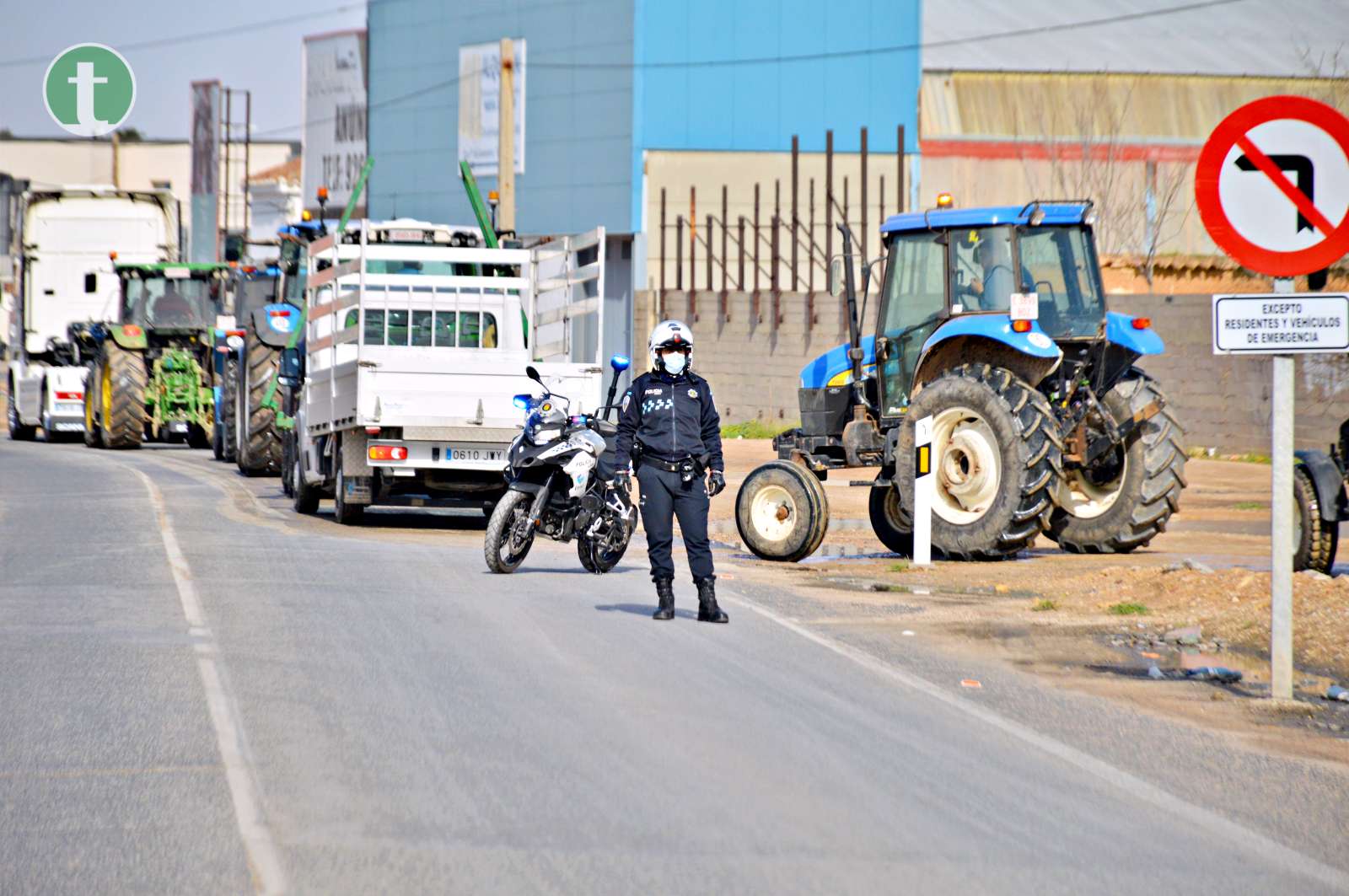 Unos 30 camioneros y 100 tractores agrícolas continúan la huelga contra la subida de precios por las calles de Tomelloso