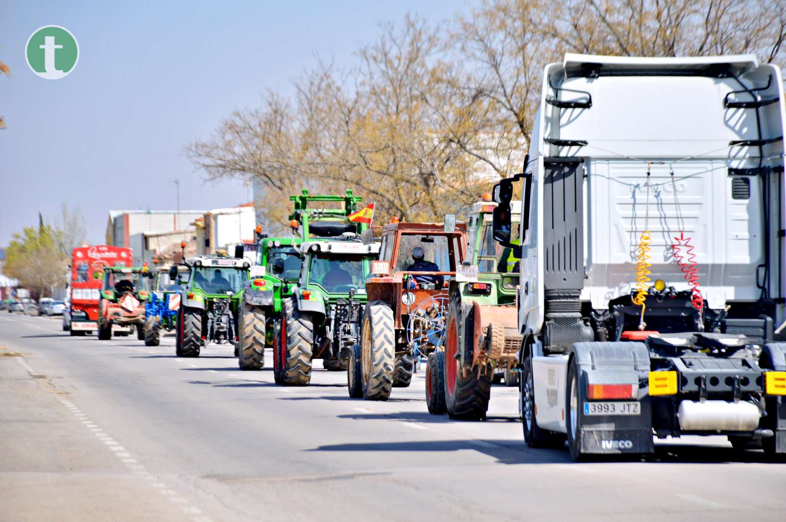 Unos 30 camioneros y 100 tractores agrícolas continúan la huelga contra la subida de precios por las calles de Tomelloso