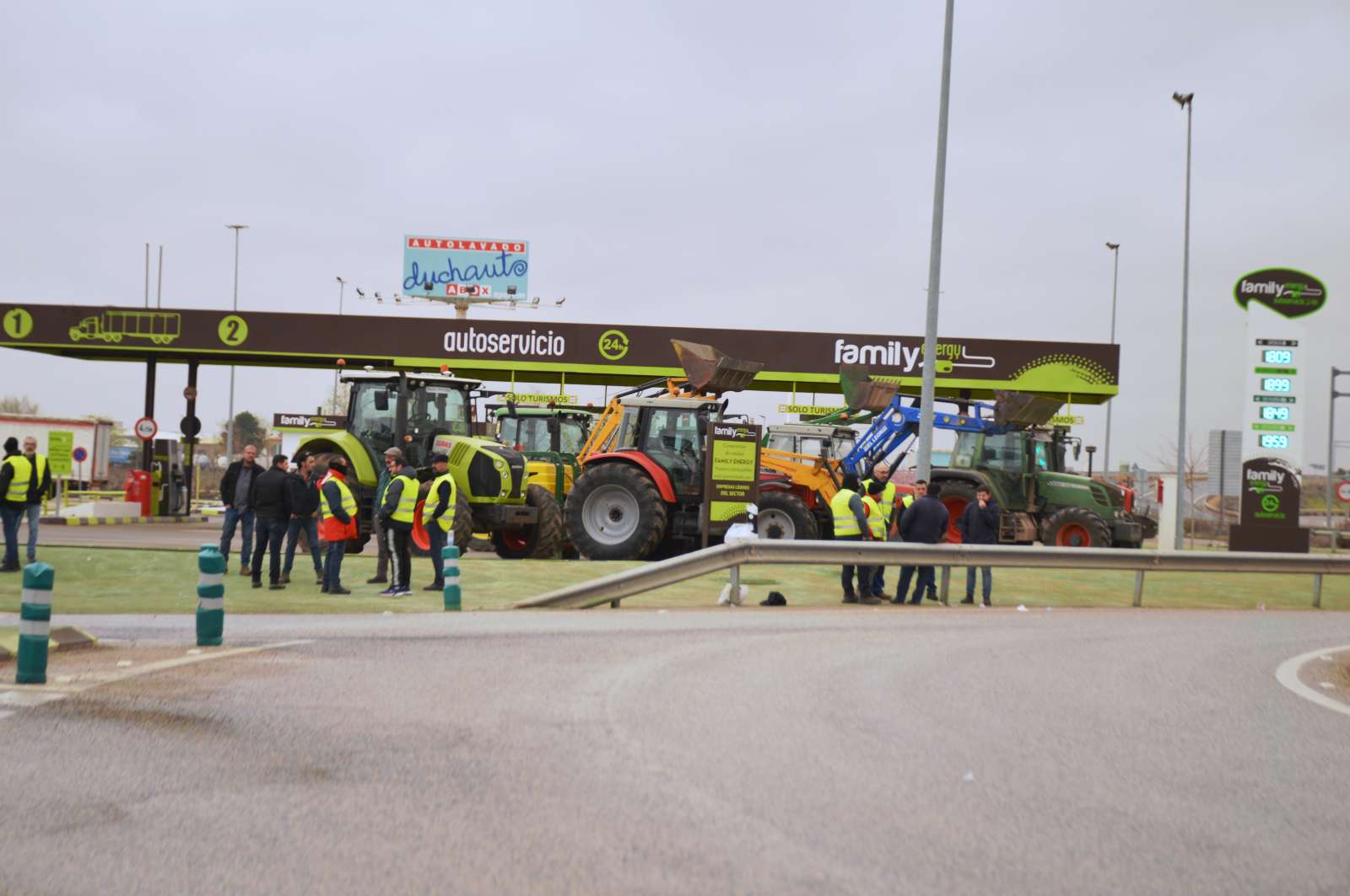 Cerca de un centenar de agricultores y transportistas se concentran en Tomelloso contra la subida del precio del combustible