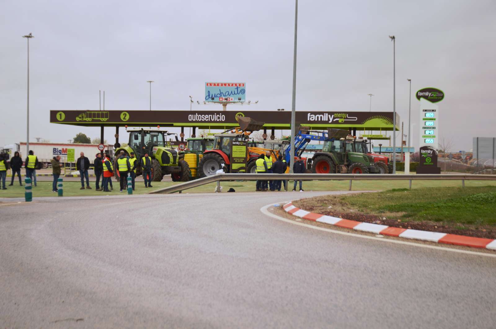 Cerca de un centenar de agricultores y transportistas se concentran en Tomelloso contra la subida del precio del combustible