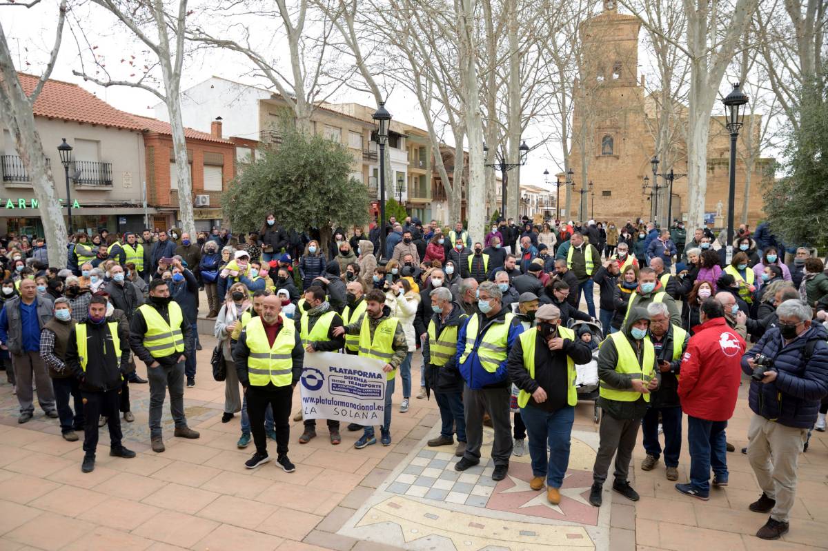 Vecinos de Tomelloso se unen a la manifestación en Argamasilla de Alba contra la subida de precios