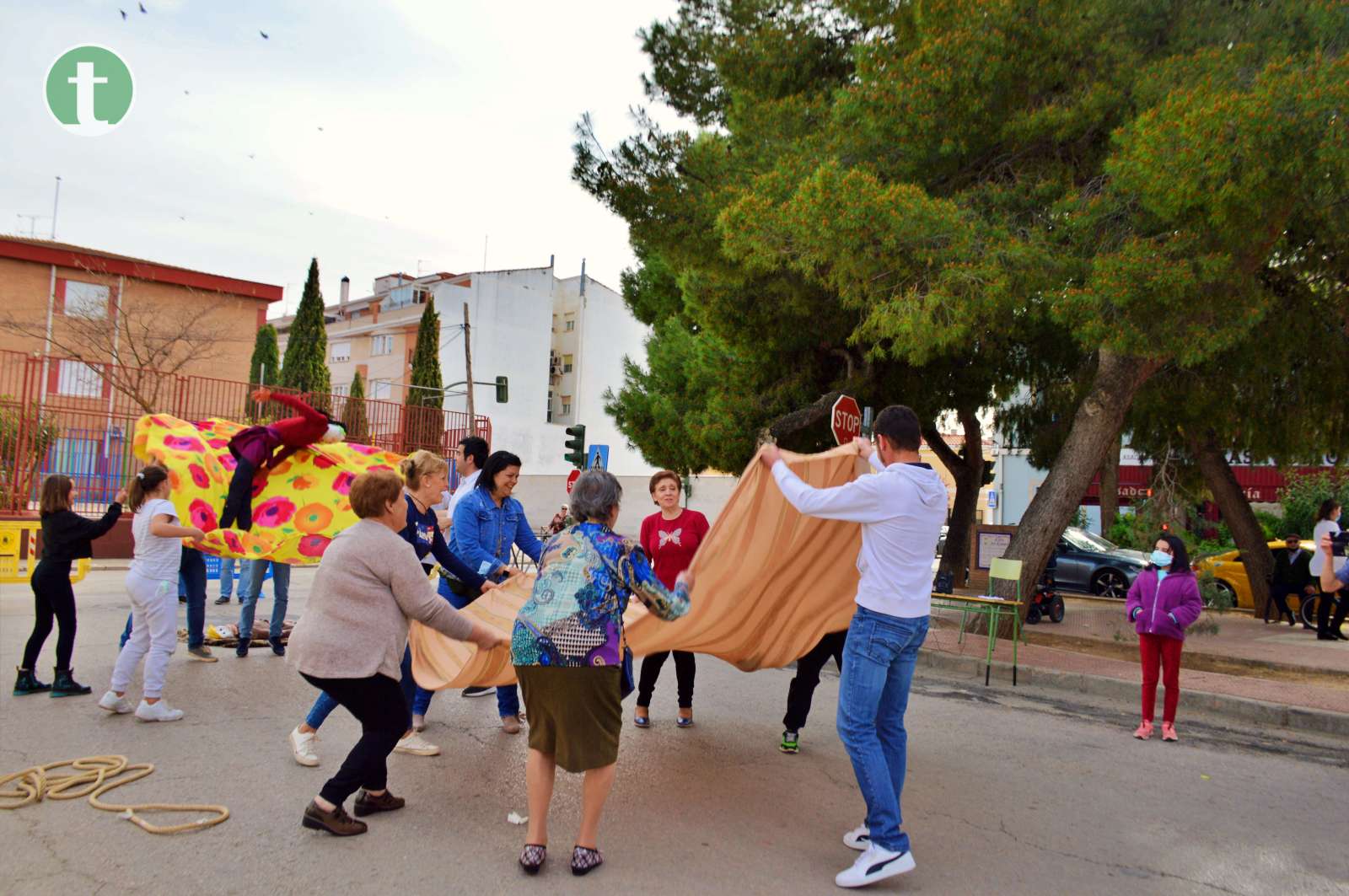 El barrio de Maternidad de Tomelloso mantiene la tradición del manteo del pelele