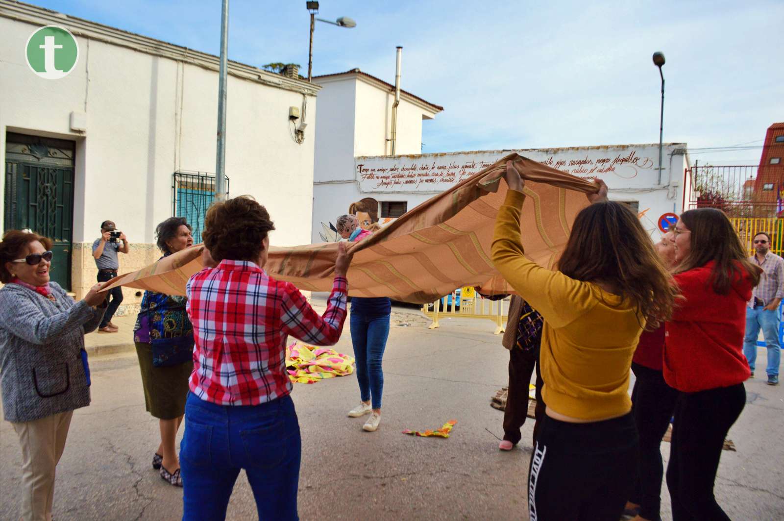 El barrio de Maternidad de Tomelloso mantiene la tradición del manteo del pelele