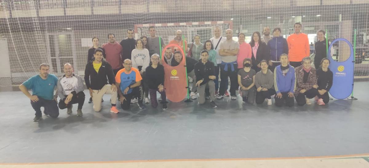 31 docentes de la región conocen el deporte "Stikbomball" de la mano del CEIP Félix Grande de Tomelloso