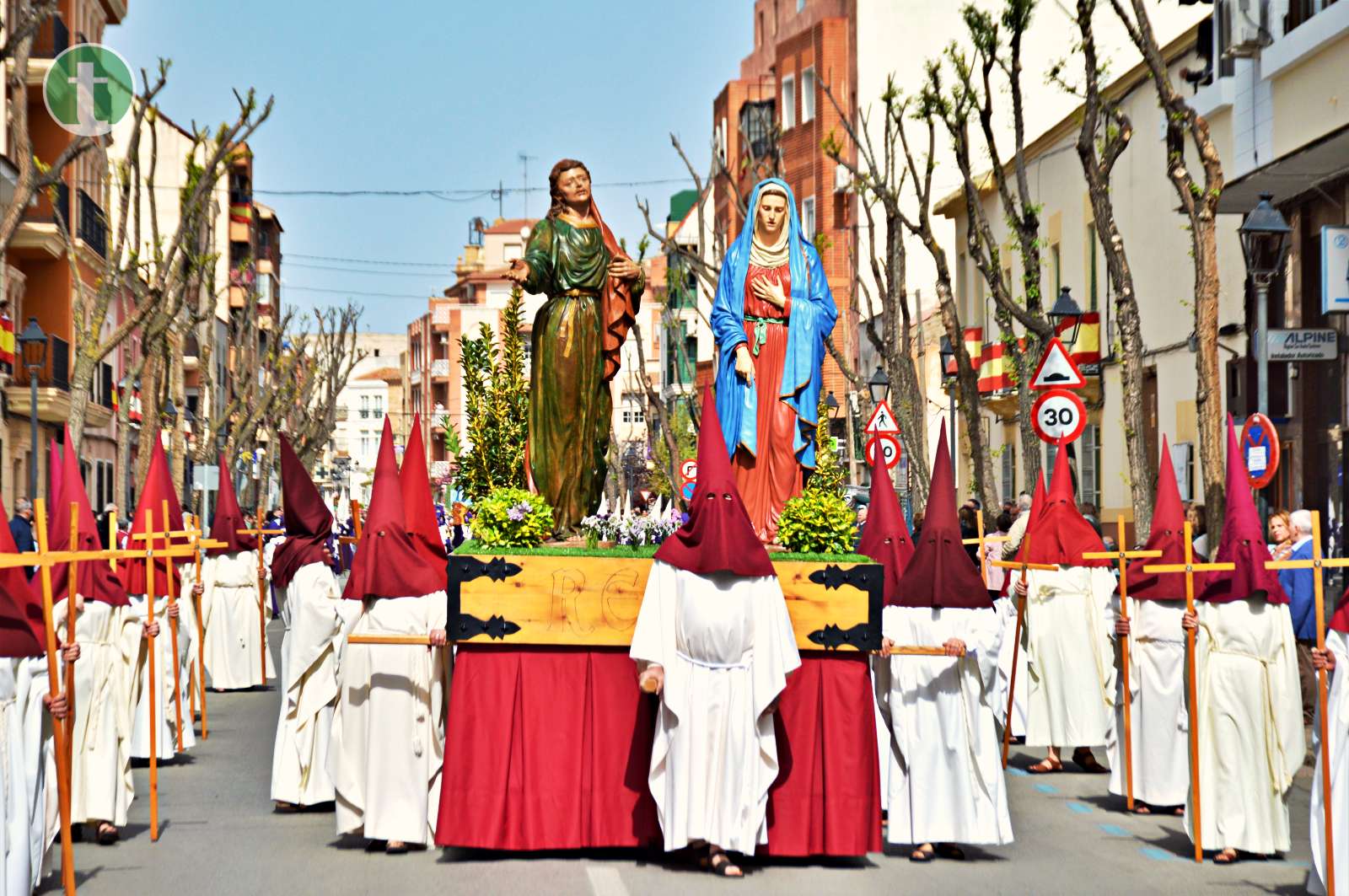 "Camino del Calvario" vuelve en una radiante mañana de Viernes Santo en Tomelloso