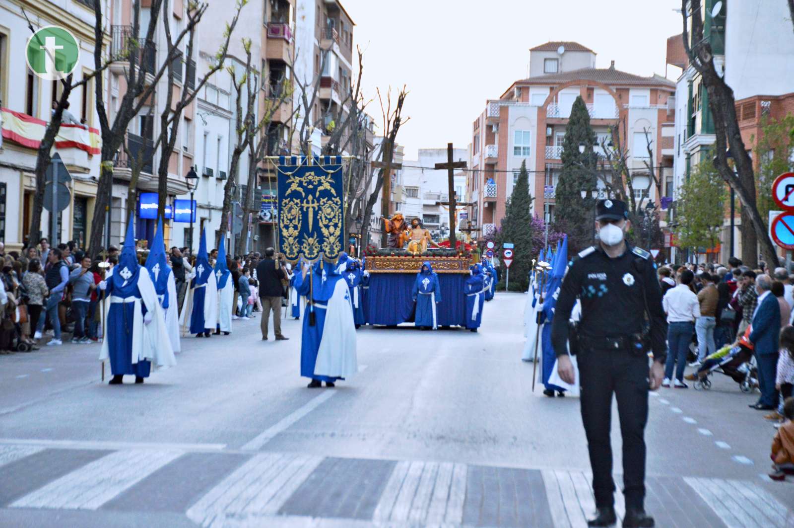 Unas calles abarrotadas contemplan con solemnidad la procesión de Muerte y Entierro de Cristo en Tomelloso