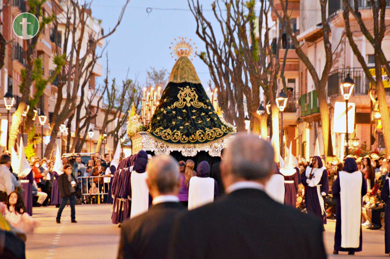 Unas calles abarrotadas contemplan con solemnidad la procesión de Muerte y Entierro de Cristo en Tomelloso
