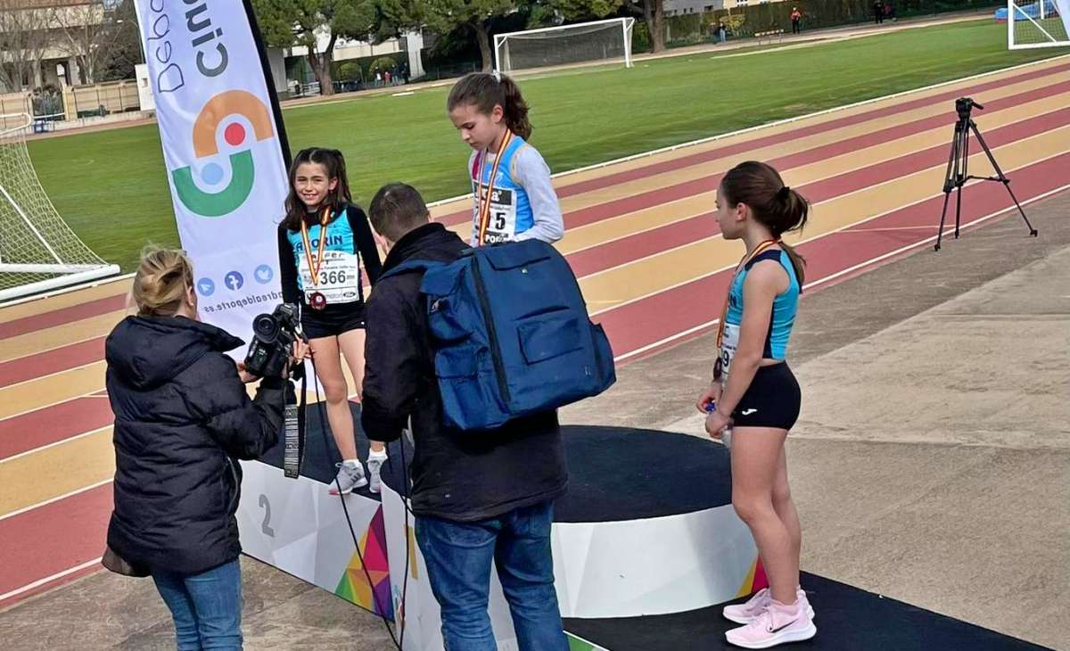 Alejandra García, la tomellosera de solo 8 años que ya conquista las pistas de atletismo