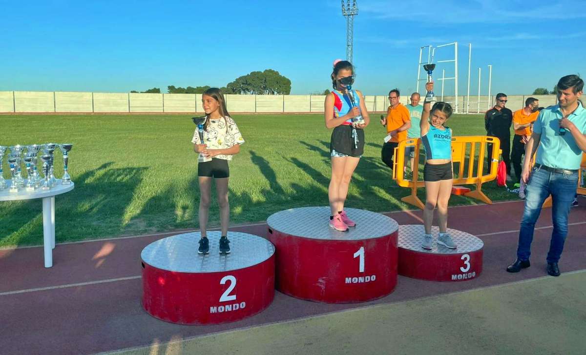 Alejandra García, la tomellosera de solo 8 años que ya conquista las pistas de atletismo