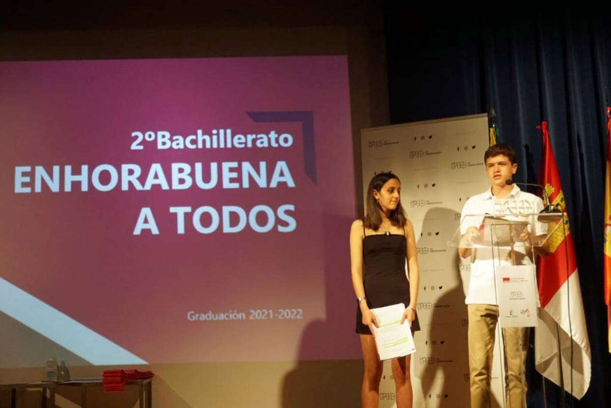 Alumnos de Bachillerato del IES Francisco García Pavón se gradúan en un acto sencillo pero emotivo