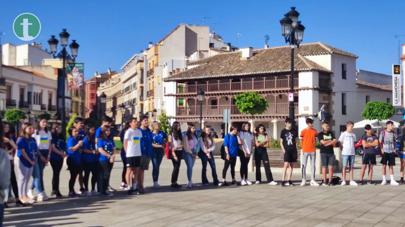 Un baile de alumnos del IES Eladio Cabañero en pleno centro de Tomelloso por el Día de Europa