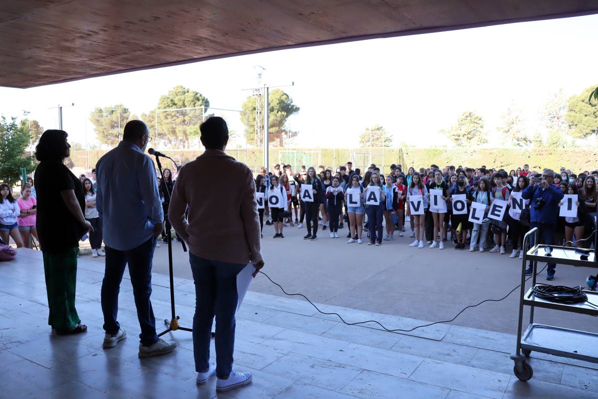 Familias, alumnos, políticos y vecinos de Argamasilla de Alba se concentran tras la agresión a tres docentes en el IES Vicente Cano