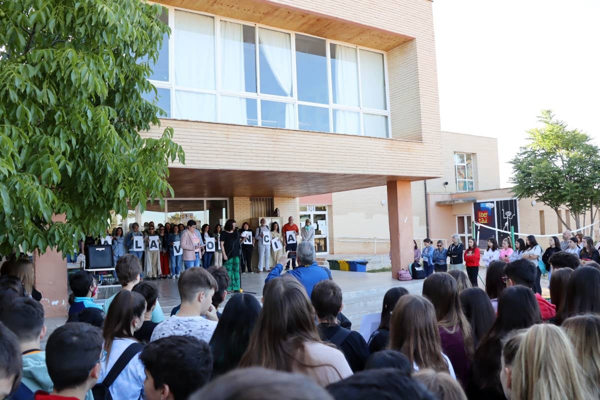 Familias, alumnos, políticos y vecinos de Argamasilla de Alba se concentran tras la agresión a tres docentes en el IES Vicente Cano