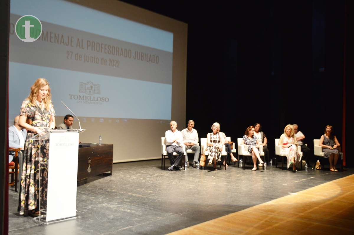 Tomelloso homenajea a los profesores jubilados en el Teatro 'Marcelo Grande'
