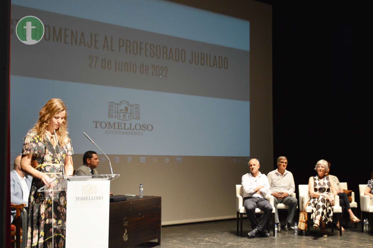 Tomelloso homenajea a los profesores jubilados en el Teatro 'Marcelo Grande'