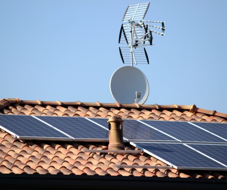 ¿Kit solar con o sin baterías? Claves para decidir