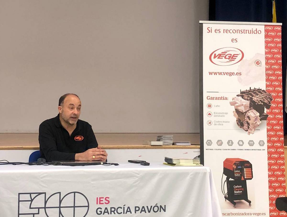 Teoría y práctica en una charla sobre mecánica para alumnos del IES Francisco García Pavón