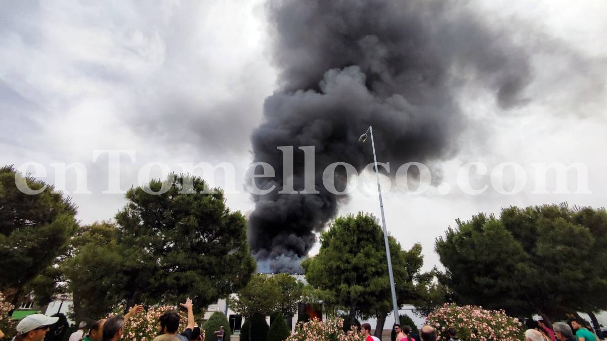 Un incendio afecta a dos naves comerciales en la calle Campo de Tomelloso