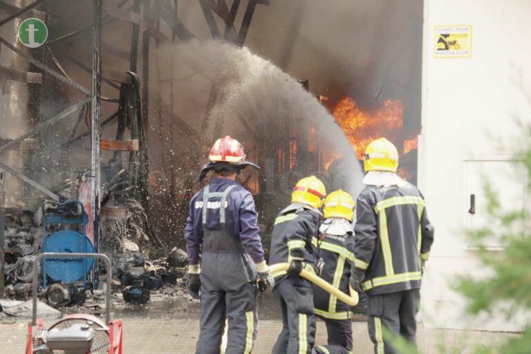 Un incendio afecta a dos naves comerciales en la calle Campo de Tomelloso
