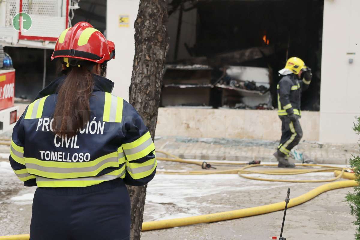 Un incendio afecta a dos naves comerciales en la calle Campo de Tomelloso